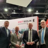 Burkhard Kieker, CEO von visitBerlin, Stefan Athmann, Hotelier und Vorstandsvorsitzender des visitBerlin Partnerhotels e.V., Wirtschaftssenator Stephan Schwarz und Dirk Hoffmann, CEO der Messe Berlin beim Rundgang über den Berlin-Stand der ITB