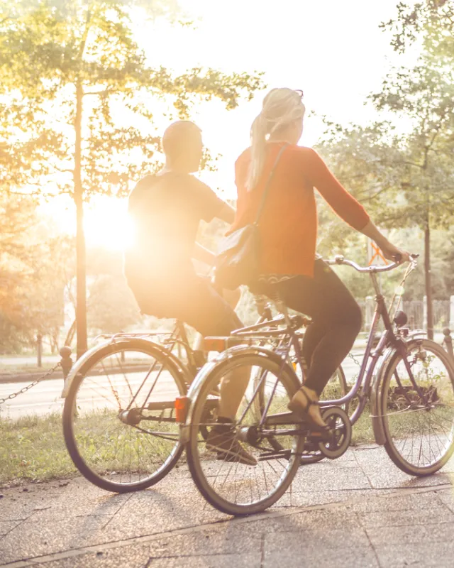 Foto: Fahrrad fahren in der Sonne im Grünen