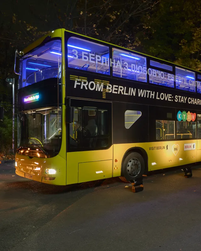 Berlin übergibt umgebauten BVG-Doppeldeckerbus an Kiew