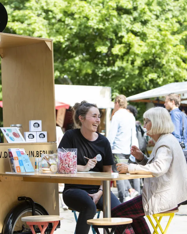 Das HIER-Mobil auf dem Wochenmarkt Arkonaplatz