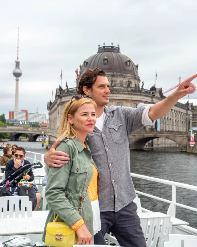 Pärchen bei einer Reederei Winkler-Tour