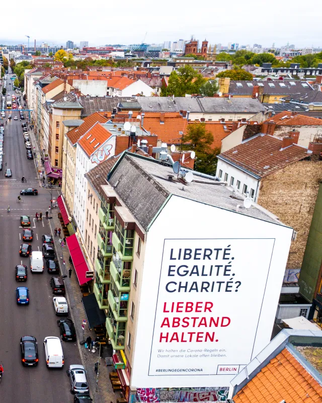 Mural in Berlin-Kreuzberg an der Hauswand in der Adalbertstraße 9 im Rahmen der Sensibilisierungsinitiative