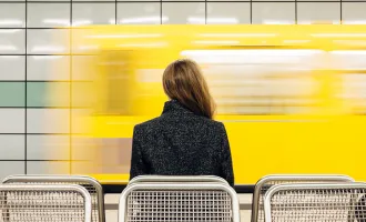 Frau wartet auf U-Bahn