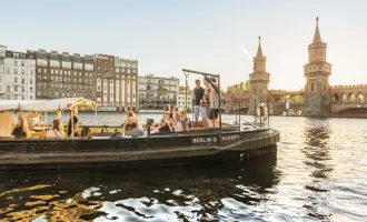 Bootsfahrt an der Oberbaumbrücke