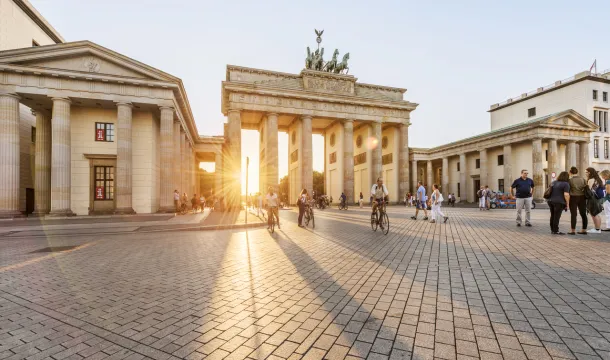 Berlin-Gäste vor dem Brandenburger Tor