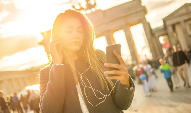 Junge Frau am Brandenburger Tor