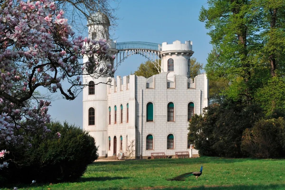 Ein wieder eröffnetes weißes Schloss auf einer Insel: Die Pfaueninsel ist der perfekte Ort für einen romantischen Ausflug 