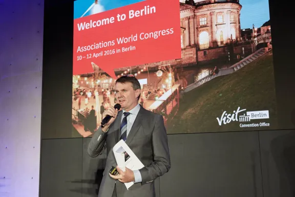 Burkhard Kieker begrüßt die Teilnehmer des Associations World Congress