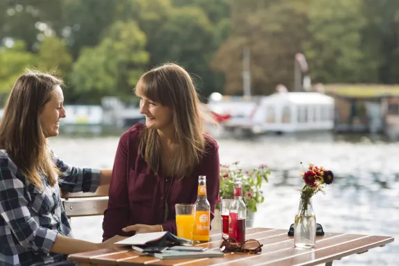 Frauenpaar im Biergarten