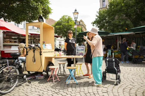 Das HIER-Mobil auf dem Wochenmarkt am Schlossplatz Alt-Köpenick