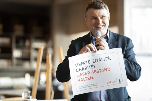 visitBerlin-Geschäftsführer Burkhard Kieker präsentiert eines der fünf Kampagnenmotive