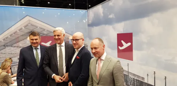 Burkhard Kieker, CEO von visitBerlin, und Wirtschaftssenator Stefan Schwarz treffen Easyjet-Deutschlandchef Stephan Erler am BER- und Berlin-Stand der ITB