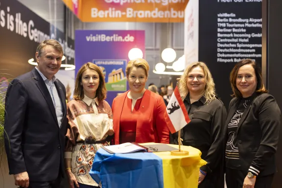 Burkhard Kieker (visitBerlin), Marianna Oleskiv (State Agency Tourism Development Ukraine), Franziska Giffey (Senatorin für Wirtschaft), Maryna Radova (Kyiv state administration for tourism), Sabine Wendt (visitBerlin)