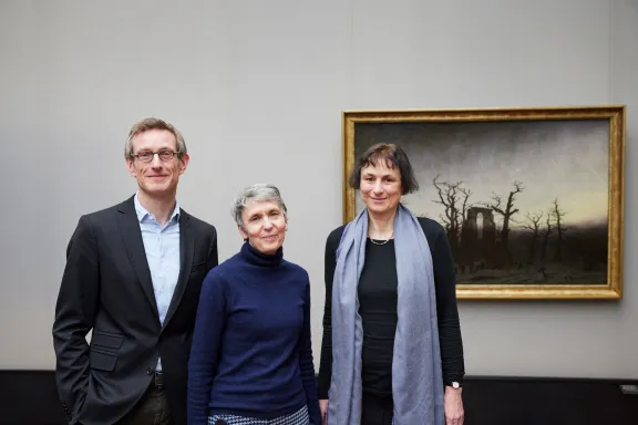 Dr. Ralph Gleis, Direktor der Alten Nationalgalerie, Restauratorin Dr. Kristina Mösl und Kuratorin Dr. Birgit  Verwiebe vor dem Gemälde „Abtei im Eichwald“ von Caspar David Friedrich in der Alten Nationalgalerie 