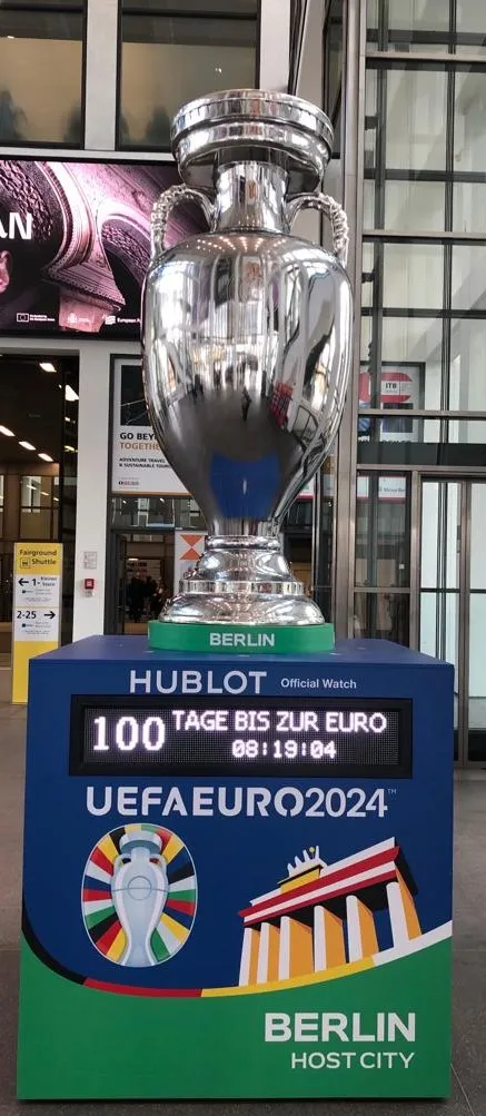 Der Pokal als „Giant Trophy“ im Südeingang des Messegeländes